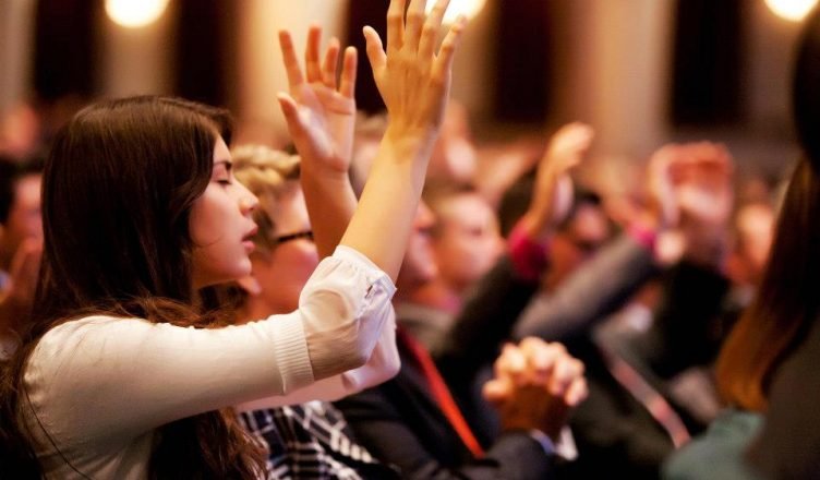 Nuevo estudio reitera que personas que frecuentan la iglesia viven mas 752x440 1